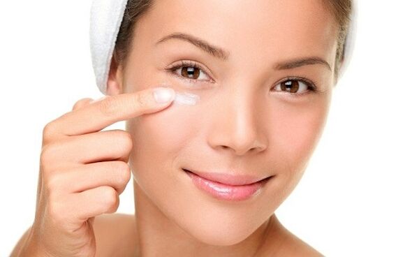 прилагане на крем за подмладяване на кожата около очите