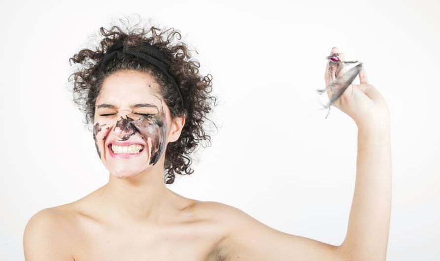 жена извършва подмладяващо лечение на кожата на лицето