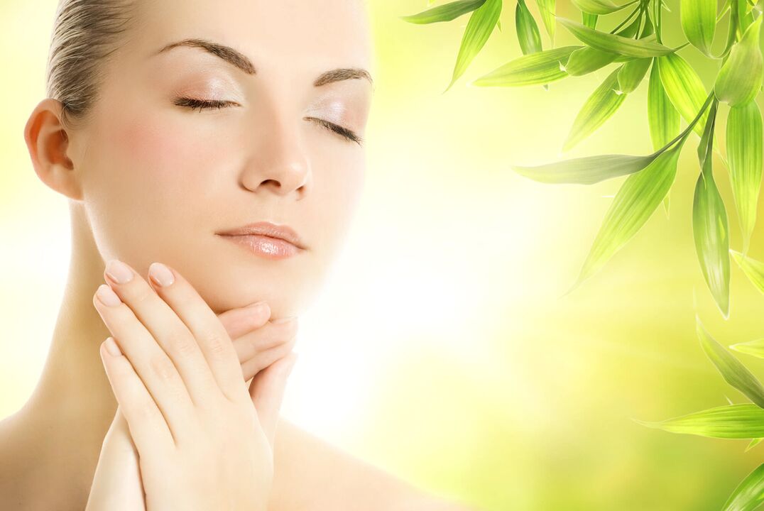 масаж на кожата на лицето с масло за подмладяване
