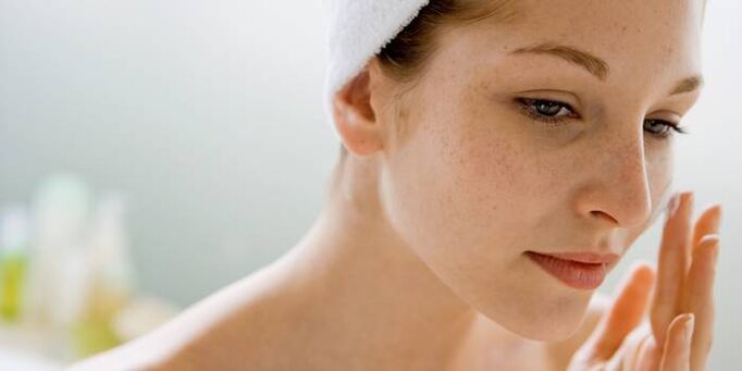 Редовна употреба на етерични масла за овлажняване на кожата на лицето