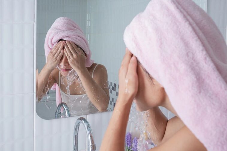 След употреба подмладяващата маска трябва да се измие с топла вода. 